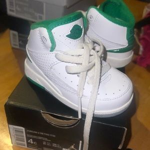 Green and white Jordan 2’s. Size 4c